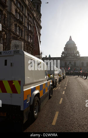 Belfast, Nordirland, Vereinigtes Königreich. Starker Polizeipräsenz bei anhaltenden Proteste gegen Belfast Stadtrat Entscheidung nur die Anschluß-Markierungsfahne an bestimmten Tagen fliegen. Belfast City Centre, 2. Februar 2013. Stockfoto