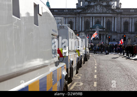 Belfast, Nordirland, Vereinigtes Königreich. Starker Polizeipräsenz bei anhaltenden Proteste gegen Belfast Stadtrat Entscheidung nur die Anschluß-Markierungsfahne an bestimmten Tagen fliegen. Belfast City Centre, 2. Februar 2013. Stockfoto