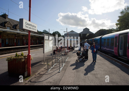 Oxenholme Railway Station First TransPennine Express Zug Ankunft am Bahnsteig Stockfoto