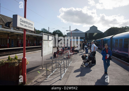 Oxenholme Railway Station First TransPennine Express Zug Ankunft am Bahnsteig Stockfoto