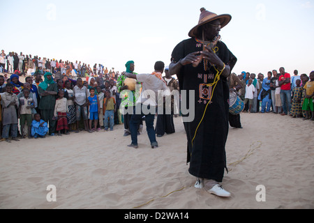 Musiker, die eine traditionelle Flötenspiel bei den Musikfestspielen außerhalb Timbuktu im Jahr 2011. Stockfoto