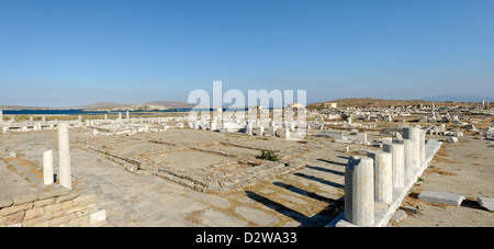 Delos. Griechenland. Die Agora der Delians, ein Trapez förmigen Platz mit Stoas auf drei Seiten aus der hellenistischen Zeit Stockfoto