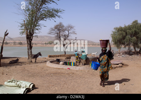 Frauen bekommen Wasser aus einem Brunnen in Mali. Stockfoto