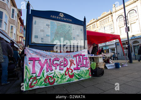 2. Februar 2013, Aberystwyth, Wales. An der gleichen Stelle Anhänger Rubin fünfzig Jahre seit dem ersten immer Handeln des zivilen Ungehorsams von der walisischen Sprache Society, Cymdeithas Jahr Iaith Gymraeg, auf Trefechan Brücke, Aberystwyth. Aktuellen Proteste Ziel der walisischen Regierung für ihre wahrgenommene Untätigkeit im Interesse der Sprache, nach der enttäuschenden Ergebnisse der Volkszählung. Stockfoto