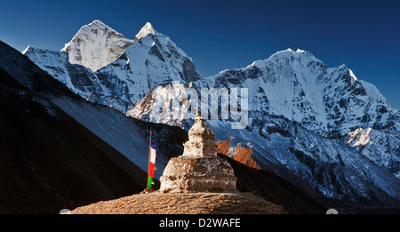 Stupa in Dingboche mit Kantega (6685m) und Thamserku (6608m) Gipfel im Hintergrund im Sagarmatha NP, Khumbu-Region, Nepal. Stockfoto