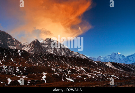 Pokalde (5806m) und Nangkar Tshang (5616m) Gipfel von Lobuche im Sagarmatha Nationalpark Region Khumbu Himal, Nepal betrachtet. Stockfoto