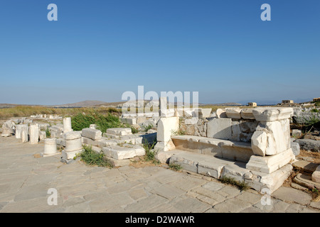 Delos. Griechenland. Blick auf eine rechteckige Exedra befindet sich im heiligen Bezirk von Apollo. Stockfoto