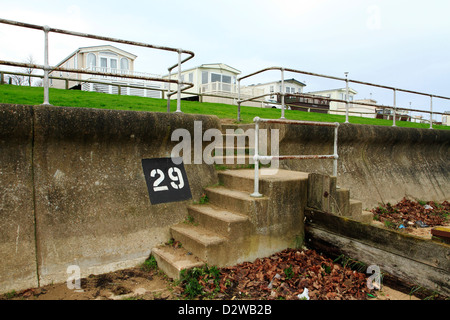 Ferienhäuser und Ferienwohnungen mit Blick auf Strand, Allhallows Leisure Park, Isle of Grain, Kent, UK Stockfoto