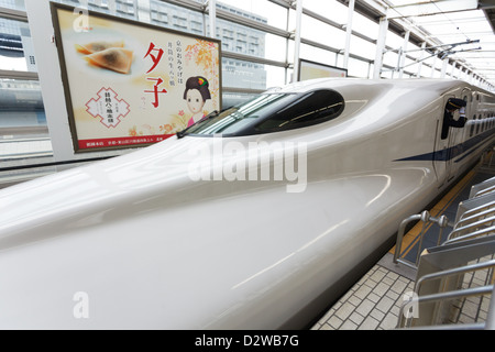 Ultra-Weitwinkel-Ansicht der Shinkansen-Hochgeschwindigkeitszug am Bahnhof von Kyoto, Japan Stockfoto