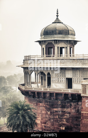 Aus Marmor reich verzierte im asiatischen Stil Tower, roten Ford, Agra, Indien Stockfoto