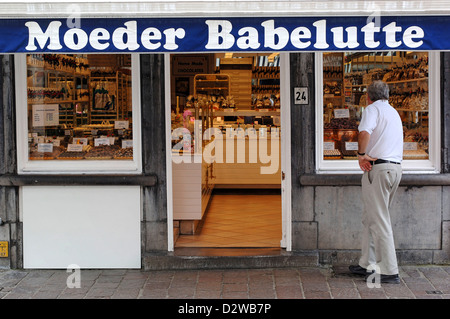 Brügge, Belgien, sieht ein Mann in das Fenster von einem Shop Süßwaren Stockfoto