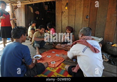 Koh Kong, Kambodscha, Kambodschaner sind Spielkarten vor ihrem Haus Stockfoto