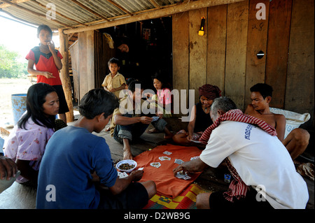 Koh Kong, Kambodscha, Kambodschaner sind Spielkarten vor ihrem Haus Stockfoto