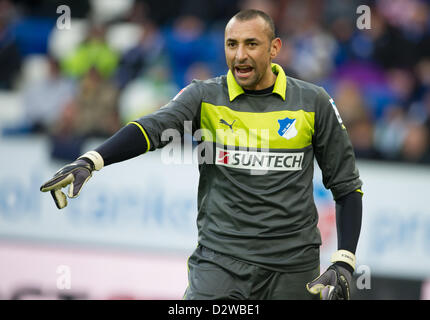 Hoffenheim Torhüter Heurelho Gomes Gesten während der Fußball-Bundesliga-match zwischen 1899 Hoffenheim und SC Freiburg am Rhein-Neckar-Arena in Sinsheim, Deutschland, 2. Februar 2013. Foto: UWE ANSPACH (Achtung: EMBARGO Bedingungen! Die DFL ermöglicht die weitere Nutzung der nur bis zu 15 Bilder (keine Sequntial Bilder oder Video-ähnliche Reihe der Bilder erlaubt) über das Internet und Online-Medien während des Spiels (einschließlich Halbzeit), im Stadion oder vor dem Start des Spiels entnommen. Die DFL erlaubt die uneingeschränkte Übertragung von digitalisierten Aufnahmen während des Spiels Stockfoto