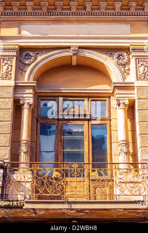 Ansicht des großen alten klassischen architektonischen Balkon mit Spalten, Arcade und Metallgeländer. Stockfoto