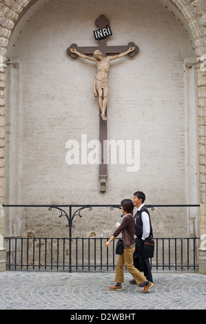 Brügge, Belgien, Kruzifix auf einer Kirchenmauer Stockfoto