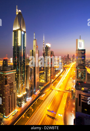 Ansicht der Sheikh Zayed Road von bar Level 43 auf dem Dach das Four Points by Sheraton Hotel in Dubai, VAE. Stockfoto