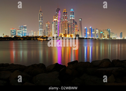 Wolkenkratzer in Dubai Marina von Palm Jumeirah in Dubai, Vereinigte Arabische Emirate betrachtet. Stockfoto