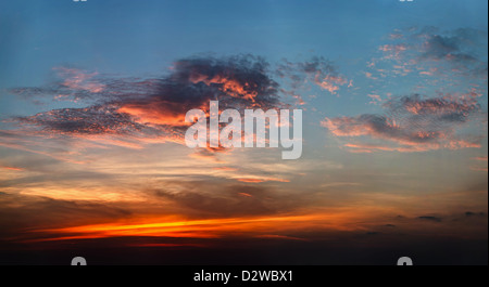 Leuchtend rot gefärbte Wolken im Abendlicht Stockfoto