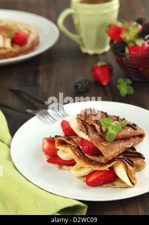 Crepes mit Banane und Erdbeere Stockfoto