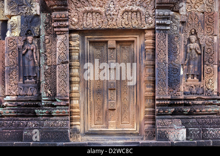 Reich verzierte Khmer Tür im Tempel Banteay Srei, 40 km von Angkor, Kambodscha Stockfoto