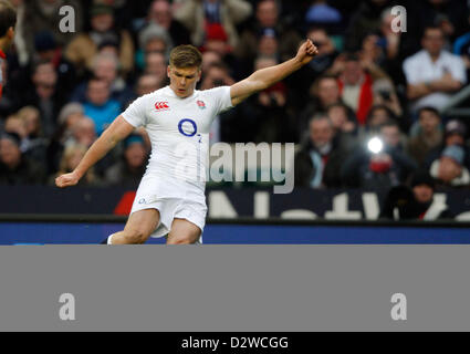 OWEN FARRELL KICKS ENGLAND V Schottland ENGLAND V Schottland 2013 RBS 6 NATIONS CHAMPIONSHIP TWICKENHAM, MIDDLESEX, ENGLAND 2. Februar 2013 DID14856 CALCUTTA CUP 2013 RBS 6 NATIONS CHAMPIONSHIP Stockfoto