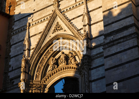 Christus und Engel Detail an Siena Piazza Duomo Wand Stockfoto