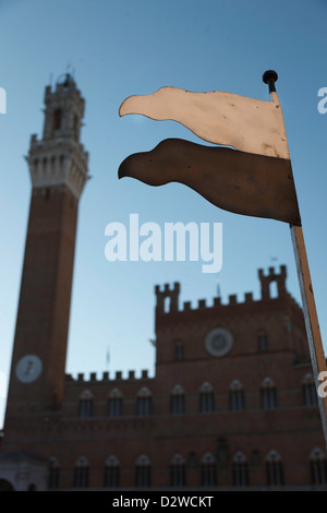 Palio Start-/Ziellinie mit Palazzo Publico hinter. Siena, Toskana, Italien Stockfoto