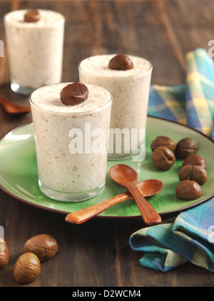 Kastanien-Mousse - französisches Dessert Stockfoto