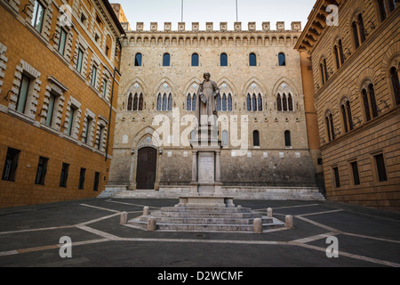 Piazza Salimbeni, Banca Monte dei Paschi di Siena und den Zustand der Sallustio Bandini. Toskana, Italien. Stockfoto