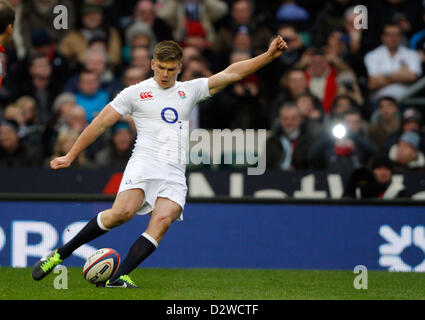 OWEN FARRELL kickt ENGLAND V Schottland TWICKENHAM MIDDLESEX ENGLAND 2. Februar 2013 Stockfoto