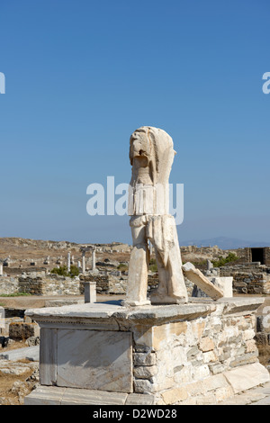 Delos-Griechenland. 1. Jahrhundert v. Chr. Statue des römischen general Caius Billienus am Ostflügel der Säulenhalle (Stoa) des Antigonos Gonatas. Stockfoto