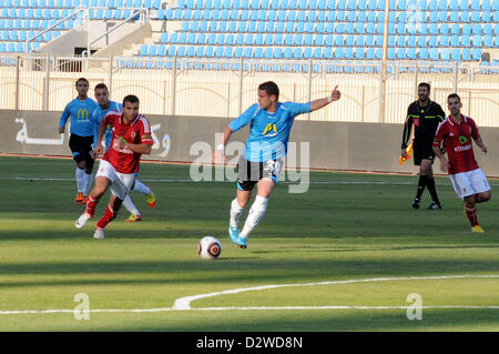 2. Februar 2013 - Kairo, Kairo, Ägypten - ein Fußballspiel zwischen Ägyptens Al-Ahly Team und Ägyptens Gazel Al Mahalla Team, im Stadion der ägyptischen Armee, in Kairo am Febtuary 2, 2013. In Feb.1, 2012, wurden Dutzende von Ägypter in Gewalt nach einem Fußballspiel in Port Said, wenn Fans die Feld Sekunden überflutet nach die Partie gegen ein Rivale wurde Ägyptens Gesundheitsministeriums sagte, getötet. Es war eines der schlimmsten Gewaltereignisse Sport in Ägypten in Jahrzehnten (Credit-Bild: © Ahmed Asad/APA Images/ZUMAPRESS.com) Stockfoto