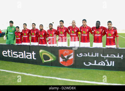 2. Februar 2013 - Kairo, Kairo, Ägypten - ein Fußballspiel zwischen Ägyptens Al-Ahly Team und Ägyptens Gazel Al Mahalla Team, im Stadion der ägyptischen Armee, in Kairo am Febtuary 2, 2013. In Feb.1, 2012, wurden Dutzende von Ägypter in Gewalt nach einem Fußballspiel in Port Said, wenn Fans die Feld Sekunden überflutet nach die Partie gegen ein Rivale wurde Ägyptens Gesundheitsministeriums sagte, getötet. Es war eines der schlimmsten Gewaltereignisse Sport in Ägypten in Jahrzehnten (Credit-Bild: © Ahmed Asad/APA Images/ZUMAPRESS.com) Stockfoto