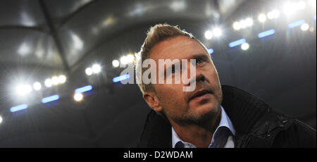 Hamburgs Trainer Thorsten Fink ist vor der Bundesliga-Fußballspiel zwischen dem Hamburger SV und Eintracht Frankfurt in Imtech Arena in Hamburg, Deutschland, 2. Februar 2013 abgebildet. Foto: ANGELIKA WARMUTH (Achtung: EMBARGO Bedingungen! Die DFL ermöglicht die weitere Nutzung der nur bis zu 15 Bilder (keine Sequntial Bilder oder Video-ähnliche Reihe der Bilder erlaubt) über das Internet und Online-Medien während des Spiels (einschließlich Halbzeit), im Stadion oder vor dem Start des Spiels entnommen. Die DFL erlaubt die uneingeschränkte Übertragung von digitalisierten Aufnahmen während der TR Stockfoto