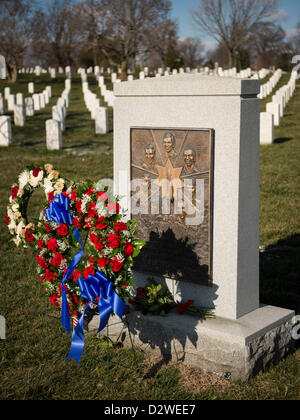 Das Space Shuttle Challenger Memorial mit einem Denkmal Kranz im Rahmen des NASA Tag des Gedenkens 1. Februar 2013 in Arlington Nationalfriedhof Arlington, VA.  Kränze wurden in Erinnerung an die Männer und Frauen, die ihr Leben auf der Suche nach Erforschung des Weltraums verloren gelegt. Stockfoto