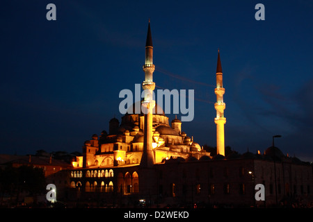 Neue Moschee (Yeni Cami) Istanbul bei Nacht Stockfoto