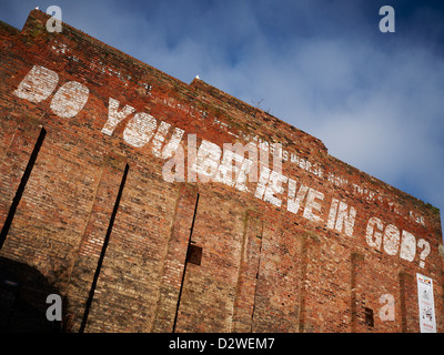 Glaubst du an Gott? Schrift an der Wand in Liverpool UK Stockfoto