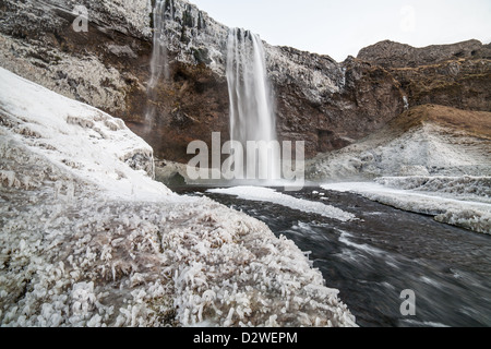 vereisten Wasserfall im Winter in Süd-west Island Stockfoto