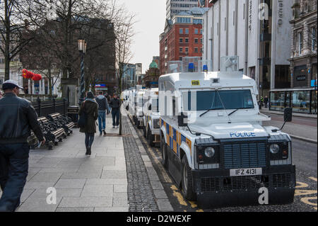 Demonstranten stehen vor der Belfast City Hall, Nordirland, England am Samstag, 2. Februar 2013. Ein Protest im Rathaus stattgefunden hat jeden Samstag da der Stadtrat die Entscheidung Anfang Dezember traf, Anschluß-Markierungsfahne vom Gebäude außer an bestimmten Tagen zu entfernen. Stockfoto