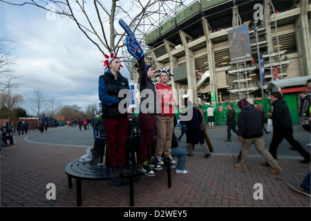 2. Februar 2013. Twickenham Surrey, UK. Fans sammeln vor der RBS-Rugby, die sechs Nationen passen zwischen England und Schottland im Twickenham stadium Stockfoto