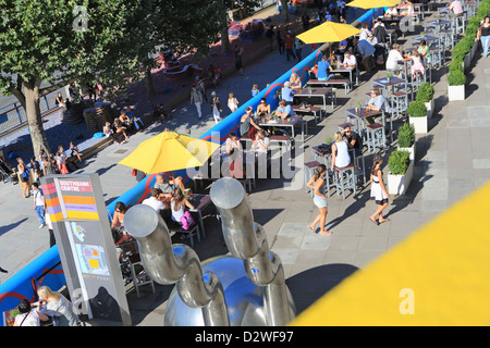 Belebten Cafés an einem Sommertag vor der Queen Elizabeth Hall auf der South Bank in London, Großbritannien Stockfoto