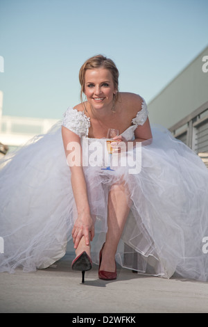 Junge attraktive kaukasischen Amerikanerin im Brautkleid Stockfoto
