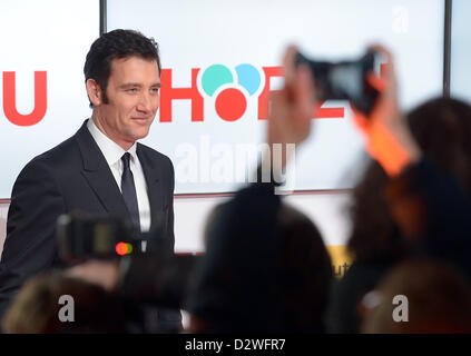 Britischer Schauspieler Clive Owen kommt für die 48. Verleihung der Goldenen Kamera in Berlin, Deutschland, 2. Februar 2013. Die Auszeichnung würdigt herausragende Leistungen im Fernsehen, Film und Unterhaltung. Foto: Maurizio Gambarini/Dpa +++(c) Dpa - Bildfunk +++ Stockfoto