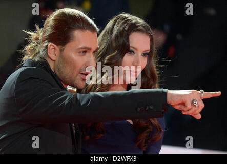 Deutscher Musiker David Garrett (L) und seine Freundin, model Tatjana Gellert, kommen für die 48. Verleihung der Goldenen Kamera in Berlin, Deutschland, 2. Februar 2013. Die Auszeichnung würdigt herausragende Leistungen im Fernsehen, Film und Unterhaltung. Foto: Maurizio Gambarini/Dpa +++(c) Dpa - Bildfunk +++ Stockfoto