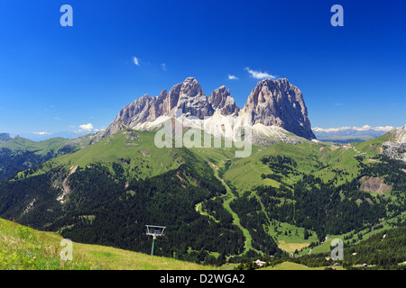 Sommer Blick auf Langkofel - Langkofel montieren von Fassatal, Trentino, Italien Stockfoto