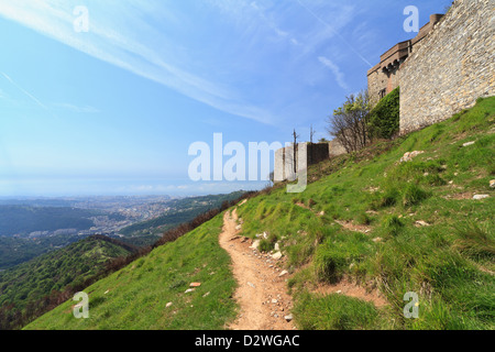 mittelalterlichen Befestigungsanlagen über Genua Hügel, Ligurien, Italien Stockfoto