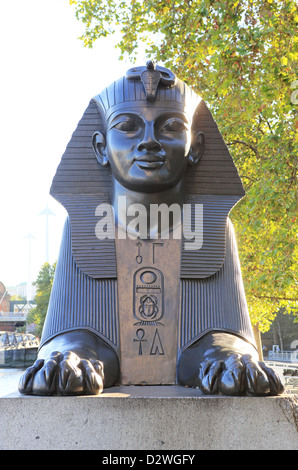 Statue der Sphinx an Kleopatras Nadel auf der Victoria Embankment durch den Fluss Themse in London, England, UK Stockfoto