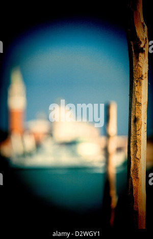 Beiträge für Liegeplatz Gondeln vor San Giorgio Maggiore (unscharf gestellt auf dem Hintergrund), Venedig, Italien Stockfoto