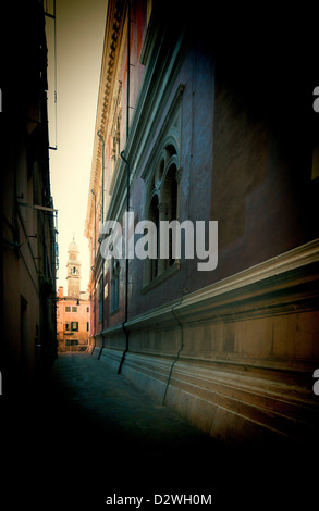 Die Glocke Turm von San Pantalon Kirche am Ende eines schmalen Sreet, Venedig, Italien Stockfoto